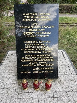 Tablica upamiętniająca zabitych żołnierzy i ludność cywilną w Tułowicach