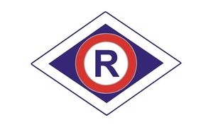 Litera R o kole umiejscowione w rombie. Logo ruchu drogowego