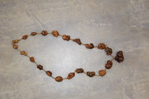 Naszyjnik z brązowymi elementami