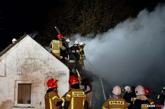 Strażacy gaszą pożar domu