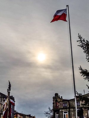 Zdjęcie biało-czerwonej flagi powiewającej na wietrze
