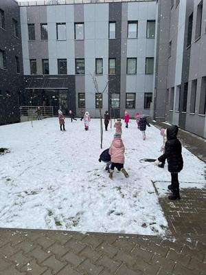Bitwa na śnieżki w wykonaniu dzieci przed komendą