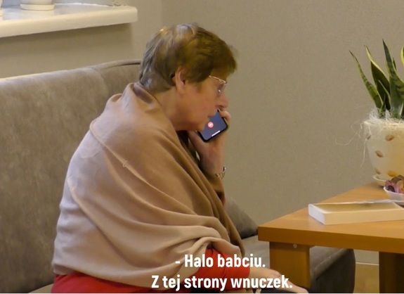 Starsza kobieta rozmawia przez telefon