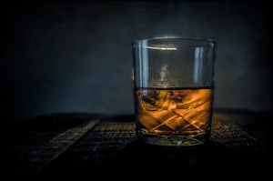 Szklanka z grubego szkła z zawartością whisky