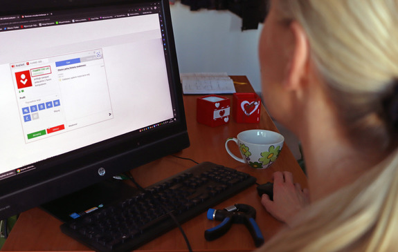 Kobieta patrząca w ekran monitora komputera