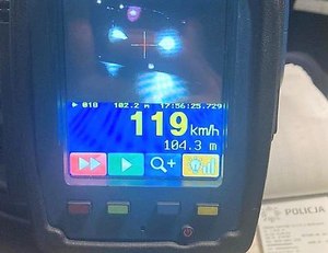 Widok na urządzenie do pomiaru prędkości, które wskazuje pojazd, który jechał i prędkość 119 km/h