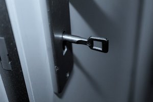 Uchylone drzwi z kluczem w zamku
