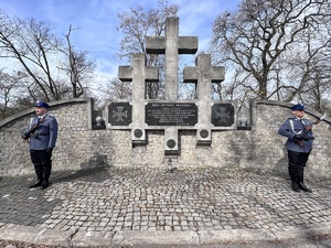 Dwóch policjantów stoi przy pomniku