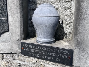 Integralna część pomnika - urna z prochami zamordowanych policjantów
