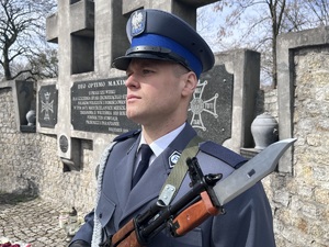 Policjant stojący przy pomniku