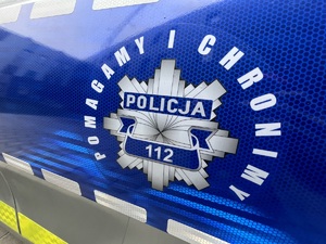 Logo policji w kształcie gwiazdy z napisem policja. Dookoła napis pomagamy i chronimy