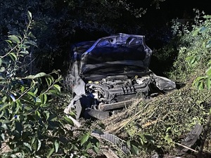 Zdjęcie przedstawia rozbite auto