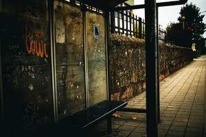 Przystanek autobusowy z napisami na ścianach
