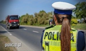 Policjantka stojąca tyłem przeprowadza kaskadowy pomiar prędkości