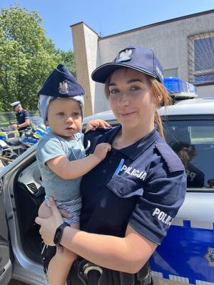 Policjantka trzyma małe dziecko na rękach