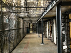 Zdjęcie przedstawia korytarz w zakładzie karnym