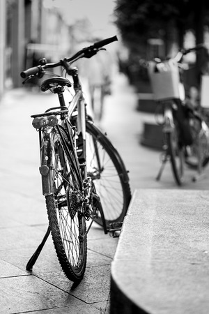 Czarno-białe zdjęcie przedstawiające rower od tyłu
