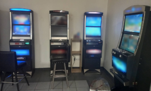 Cztery automaty do gier stojące w pomieszczeniu