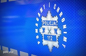 Logo Policji w kształcie ośmioramiennej gwiazdy na niebieskim tle. Powyżej gwiazdy znajduje sie napis pomagamy i chronimy