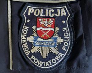 Emblemat na rzep z napisem Policja poniżej Sochaczew. Na dole napis Komenda Powiatowa Policji