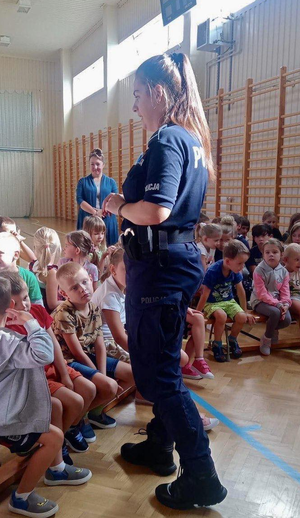 Policjantka stoi przed dziećmi
