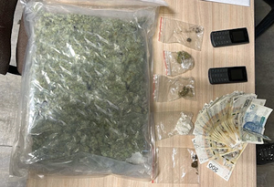Marihuana próżniowo zapakowana, torebki z haszyszem i amfetaminą oraz pieniądze i dwa telefony