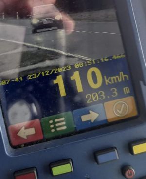 Zdjęcie pojazdu i pomiar wskazujący 110 km/h