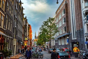 Widok na ulicę z budynkami typowymi dla Holandii