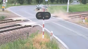 Kadr na którym widać pojazd uderzający w semafor