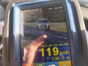 Urządzenie do pomiaru wyświetla prędkość 119km/h