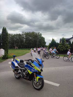Policja i uczestnicy rajdu jadący na rowerach