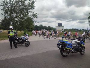 Policja i uczestnicy rajdu jadący na rowerach