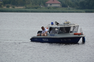Policjant na łodzi na wodzie