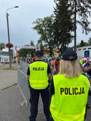 Policjanci obserwują kolarzy