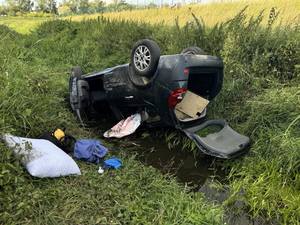 Auto leżące na dachu w rowie z wodą