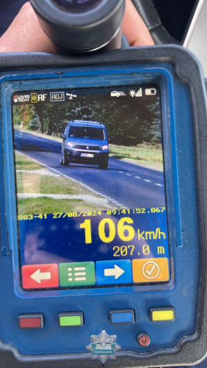 Urządzenie do pomiaru prędkości pokazujące 106 km/h