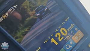 Zdjęcie przedstawia widok na zdjęcie z miernika prędkości i wskazaną przez urządzenie prędkość 120 km/h