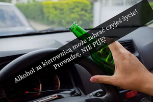 Zdjęcie przedstawia rękę opartą o kierownicę pojazdu. W ręce trzymana jest zielona butelka. Po skosie znajduje się napis Alkohol za kierownicą może zabrać czyjeś życie. Prowadzę, nie piję!