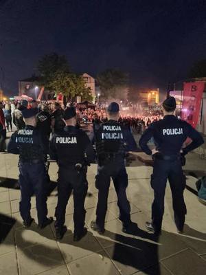 Policjanci patrzący w kierunku imprezy masowej