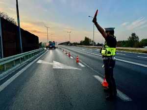 Policjant podczas przeprowadzania pomiaru