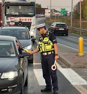 Policjant podczas przeprowadzania pomiaru