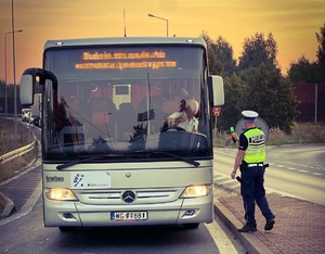 Policjant podczas przeprowadzania pomiaru