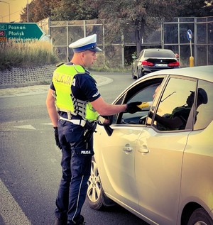 Policjant podczas przeprowadzania pomiaru