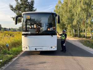 Policjant podczas przeprowadzania pomiaru