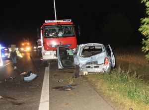 Rozbity pojazd, a za nim stoi wóz bojowy straży pożarnej