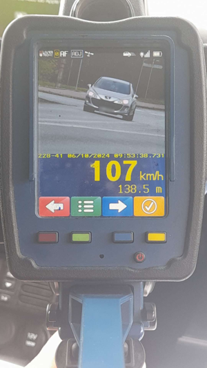 Urządzenie wskazuje pomiar 107 km/h