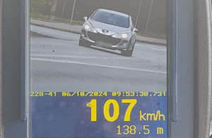 Urządzenie wskazuje pomiar 107 km/h