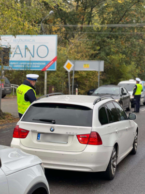 Policjant przeprowadza badanie trzeźwości