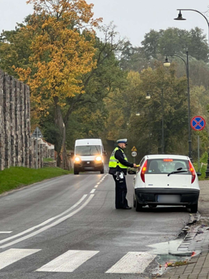 Policjant przeprowadza badanie trzeźwości