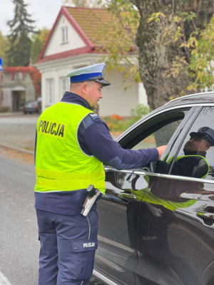 Policjant przeprowadza badanie trzeźwości